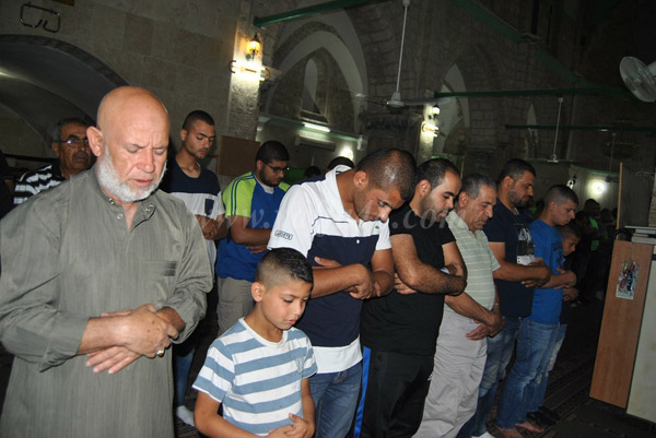 بالصور: شعائر صلاة التراويح من المسجد العمري الكبير في مدينة الرملة 